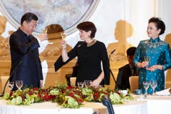"Zum Wohl" heisst es dann wenig später bei Bundespräsidentin Doris Leuthard und China's Staatspräsident Xi Jinping. (Bild: Keystone)