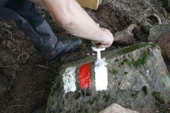 Auf Steinen verwittert die Markierung jeweils stark. Deshalb werden sie jährlich kontrolliert und übermalt. (Bild: Jolanda Riedener)