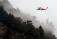 Ein Rettungshelikopter auf dem Weg zur Unfallstelle. (Bild: Keystone)