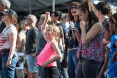 Gross und Klein freuen sich auf das Konzert. (Bild: Urs Bucher)