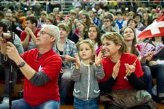 Volle Halle: Die Zuschauer zeigten sich ob der Leistung der Schweizerinnen beim 21:1 im Auftaktspiel gegen Russland begeistert. (Bild: Keystone)