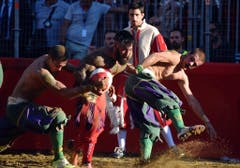 MANN, MAENNLICH, CALCIO, FIORENTINO, HISTORISCH, TRADITION, AMATEURE, MANN, OBERKOERPER, NACKT, SANDIG, SAND, SPIELPLATZ, GERANGEL, SCHMUTZIG, MAENNER, KOERPER, KAMPF, SIEG, SPIEL (Bild: Keystone)