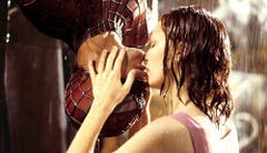 Wer ihn einmal versucht hat, weiss wie unromantisch so ein kopfüber Kuss ist. Doch Kirsten Dunst und Tobey Maguire lassen ihn im Film "Spiderman" (2002) einzigartig erscheinen. (Bild: Keystone)