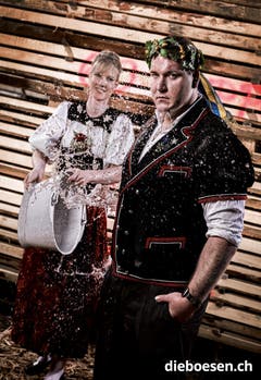 Der Schwyzer Torsten Betschart mit Karin Pfister. (Bild: dieboesen.ch/Thomas Buchwalder)
