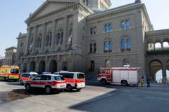 Ambulanz, Polizei und Feuerwehr stehen vor dem Bundeshaus bereit. (Bild: Keystone)