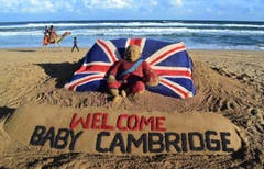 In der ehemaligen britischen Kolonie Indien heisst ein Sandskulpturenkünstler den Thronfolger willkommen. (Bild: Keystone)