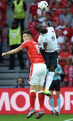 Luftduell zwischen Bacary Sagna und Granit Xhaka. (Bild: Andy Rian / Keystone)