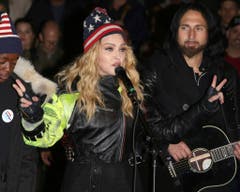 Sängerin Madonna performt für Hillary Clinton. (Bild: Keystone)