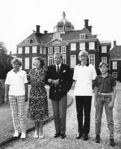 Die Königsfamilie am 24. August 1983: Prinz Johan Friso, die damalige Königin Beatrix, Prinz Claus, der jetzige König Willem-Alexander und Prinz Constantijn (von links). (Bild: Keystone)