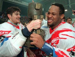 Jubel bei Claude Vilgrain (rechts) und Damian Freitag. (Bild: Keystone)