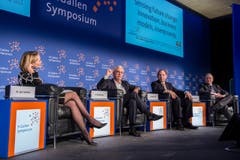 Moderatorin Nina dos Santos, Paul Achleitner (Deutsche Bank), Robert McDonald (The Procter+ Gamble Company) und Brian Behlendorf (Mozilla Foundation, Mithril Capital) in einer Diskussionsrunde. (Bild: Urs Bucher)