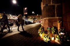 Vor der französischen Botschaft in Dänemark wurden Blumen und Kerzen hingelegt. (Bild: Keystone)