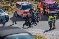 Armeechef André Blattmann (Mitte, in blau) trifft an der Absturzstelle ein. (Bild: Keystone)