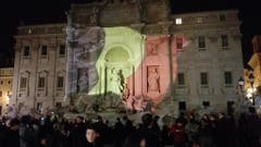 People at Trevi fountain pay tribute to terror victims (Bild: Keystone)