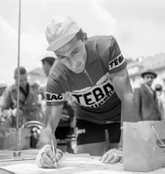 Ferdy Kübler schreibt sich in Le Locle vor dem Start zur 1. Etappe der Tour de Romandie ein (13. Mai 1954). (Bild: Keystone)