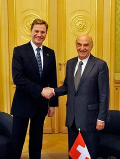 Pflegte die Kontakte mit der Schweiz: Politiker Guido Westerwelle und Bundespräsident Hans Rudolf Merz im Bundeshaus im November 2009. (Bild: Keystone)