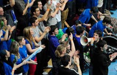 Lautstarke Unterstützung für das Amriswiler Team von den mitgereisten Fans. (Bild: Keystone)