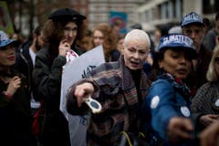 Vivienne Westwood an einem Fracking-Protest in London. (Bild: Keystone)