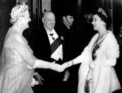 Hoher Besuch in der 10 Downing Street: In seinem letzten Jahr als Premierminister begrüssen Winston Churchill und seine Frau Clementine Königin Elizabeth II. (1955). (Bild: Keystone)