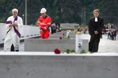 CAPTION CORRECTION: KORRIGIERT IDENTITAET PERSON MITTE --- Martin Kopp, Generalvikar fuer die Urschweiz, Roger Felder, Mineur, und Reinhard Eisner, Pfarrer der evangelisch reformierten Landeskirche Uri, von links, gedenken mit Angehoerigen und Kollegen der neun Mineure, die beim Bau des Gotthard-Basistunnels verstorbenen sind, und nehmen Abschied waehrend einer Gedenkfeier beim Nordportal des Gotthard-Basistunnels einen Tag vor der Eroeffung des Eisenbahntunnels in Erstfeld am Dienstag, 31. Mai 2016. Waehrend der Gedenkfeier fuer die Tunnelarbeiter wurde beim Nordportal in Erstfeld eine bronzene Gedenktafel mit den Namen der Verstorbenen enthuellt. Zur Gedenkfeier versammelten sich rund 50 Personen in der Naehe des Nordportals. (KEYSTONE/Gaetan Bally) (Bild: Keystone)