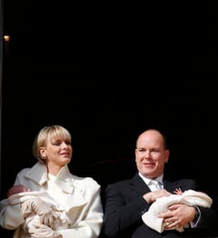 Gabriella und Jacques werden erstmals den Monegassen präsentiert. (Bild: Keystone)