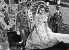 Karlheinz Böhm als Kaiser Franz Joseph mit Romy Schneider als Kaiserin Sissi im Jahr 1956: Die drei "Sissi"-Filme machten Böhm und Schneider berühmt. (Bild: Keystone)