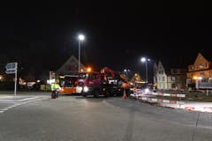 Die letzten Busse der AOT von Romanshorn her quetschen sich um 19.19 Uhr am Kranlastwagen vorbei. (Bild: Manuel Nagel)