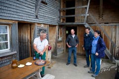 Besuch auf der Alp: Bischof bewirtet Gäste. (Bild: Urs Bucher)