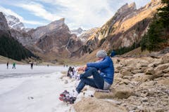 Die Ostschweiz läuft Schlittschuh auf dem Seealpsee (Bild: Urs Bucher)