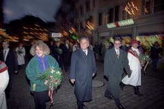 Bundesrat Otto Stich wird am 9. Dezember 1993 nach seiner Wahl zum Bundespräsidenten mit Tochter und Sohn in Solothurn empfangen. (Bild: Keystone)