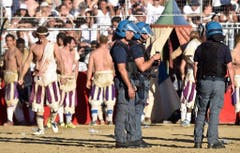 MANN, MAENNLICH, CALCIO, FIORENTINO, HISTORISCH, TRADITION, AMATEURE, MANN, OBERKOERPER, NACKT, SANDIG, SAND, SPIELPLATZ, GERANGEL, SCHMUTZIG, MAENNER, KOERPER, KAMPF, SIEG, SPIEL (Bild: Keystone)