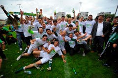 Die Mannschaft des SC Brühl feiert den Aufstieg in die Challenge League (Bild: Urs Bucher)