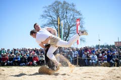 Armon Orlik (hinten) gegen den Ottenberger Marco Öttli. (Bild: Keystone)