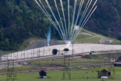 Feuerwerk explodiert als der erste Zug aus dem Tunnel fährt. (Bild: Keystone)