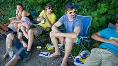 Im Campingstuhl am Waldrand. (Bild: Coralie Wenger)