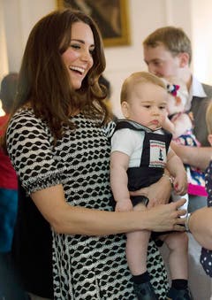 Herzogin Kate besucht mit Klein George während ihrer Reise durch Neuseeland eine Kindertagesstätte. (Bild: Keystone)