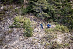 Die Suche nach Trümmerteilen und Opfern ist im felsigen Gebiet sehr schwierig. (Bild: Keystone)