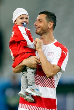 Da darf auch Blerim Dzemailis Sohn Luan aufs Feld. (Bild: EPA / Laurent Debrule)