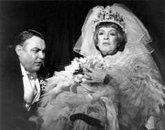 Im Schauspielhaus Zürich spielte Gnädinger 1995 ebenfalls in "Der Besuch der alten Dame". An seiner Seite war die deutsche Schauspielerin Maria Becker zu sehen. (Bild: Keystone)