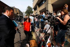 Vor dem Lindo Wing des Spitals warten die Medienleute. (Bild: Keystone)