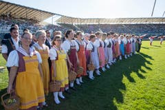 Eine Volkloregruppe bei ihrem Auftritt auf dem Festgelände. (Bild: URS FLUEELER)