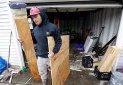 Aufräumarbeiten in einer Garage, die überschwemmt wurde. (Bild: Keystone)