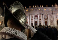 Ein Schweizer Gardist salutiert auf dem Petersplatz. Der neue Papst ist gewählt. (Bild: Keystone)
