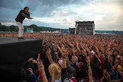 Tausende Hände strecken sich Wiz Khalifa entgegen. (Bild: Urs Jaudas)