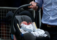 Klein George scheint es nicht sonderlich gut zu gefallen im Maxi-Cosi. (Bild: Keystone)