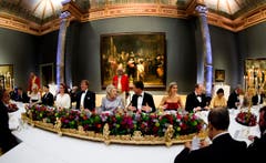 Königin Beatrix (Mitte-links), rechts daneben sitzt Premierminister Mark Rutte, links von ihr sitzt ihr Sohn Willem-Alexander. (Bild: Keystone)