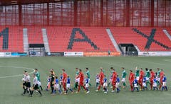 Einmarsch der Teams in die Neuenburger Maladière, wo Biel diese Saison Gastrecht geniesst. (Bild: Keystone)