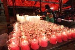 Buddhisten zünden in Südkorea Kerzen an. (Bild: Keystone)
