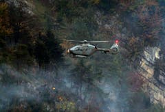 Ein Armeehelikopter kreist über der Unfallstelle. (Bild: Keystone)
