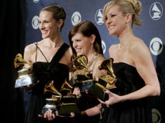 Die Sängerinnen der Country-Band Dixie Chicks wollen nebst frisch geschnittenen Blumen Mitgliederausweise für einen lokalen Golf Club. (Bild: Keystone)